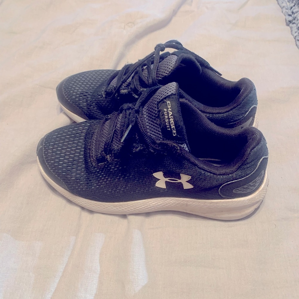 Boys size 5.5Y Under Armour charged shoes